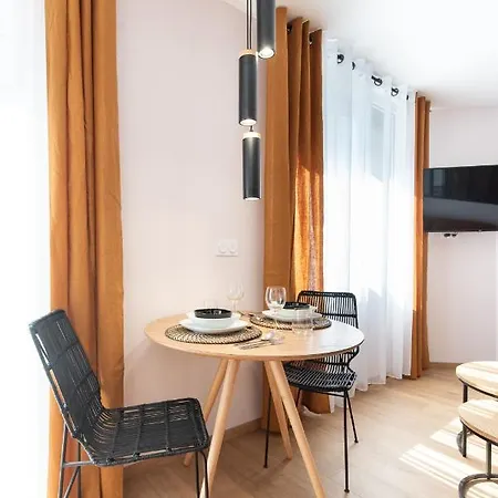 Seasons - Etienne - La Terrasse Apartment