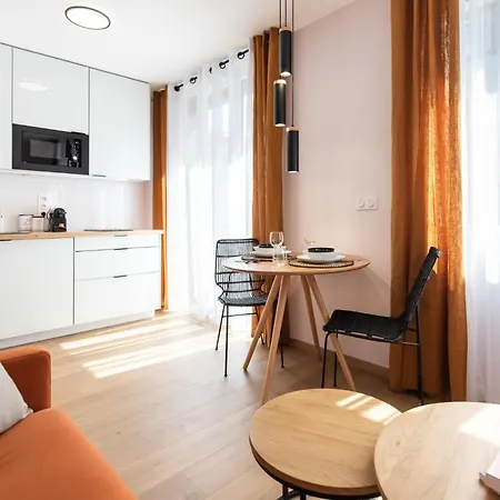 Seasons - Etienne - La Terrasse Apartment